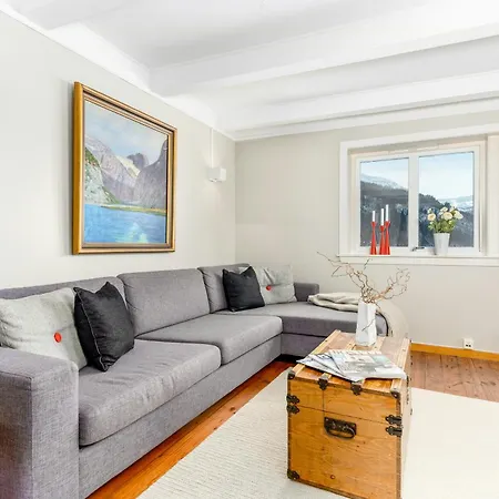 בית נופש Charming House In Loen, In The Heart Of Nordfjord