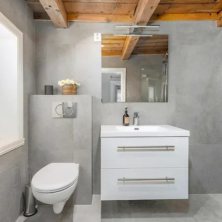 Charming House In Loen, In The Heart Of Nordfjord Feriehus
