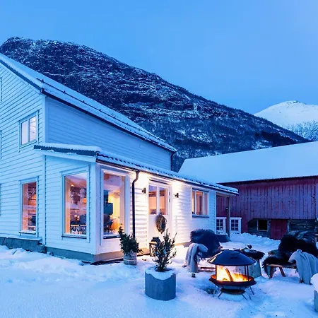 Charming House In Loen, In The Heart Of Nordfjord לואן